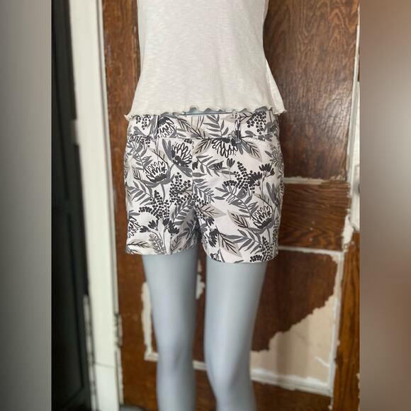 OLD NAVY Grey Floral Pixie Chino Shorts sz 2 - Picture 6 of 7